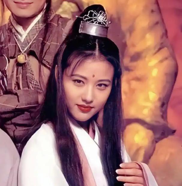 儿女再亲不如钱亲！周海媚去世不到两年，豪宅被挂急售、狗被送人