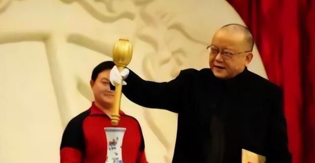 王刚砸宝引争议，身家10亿是谣言，真相却让人泪目