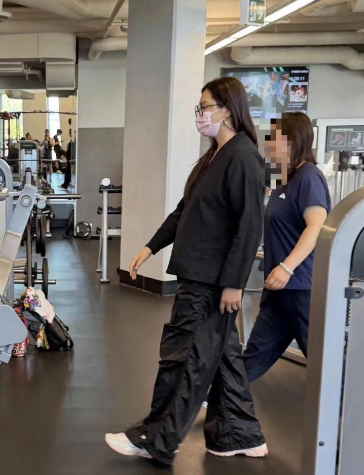 58岁王祖贤健身房现身，朴素装扮藏不住身形，却为何频频露面？