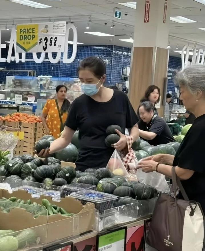 58岁王祖贤健身房现身，朴素装扮藏不住身形，却为何频频露面？