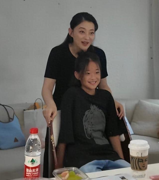 梅婷带12岁快快拍广告，肤色黑却超有范，母女像同框照？