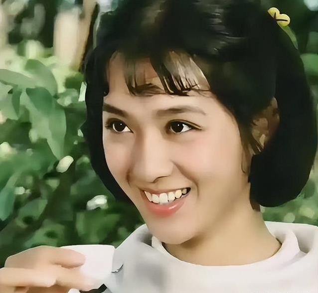 她美貌惊艳演艺圈，却因谣言远走美国，72岁生活如何？