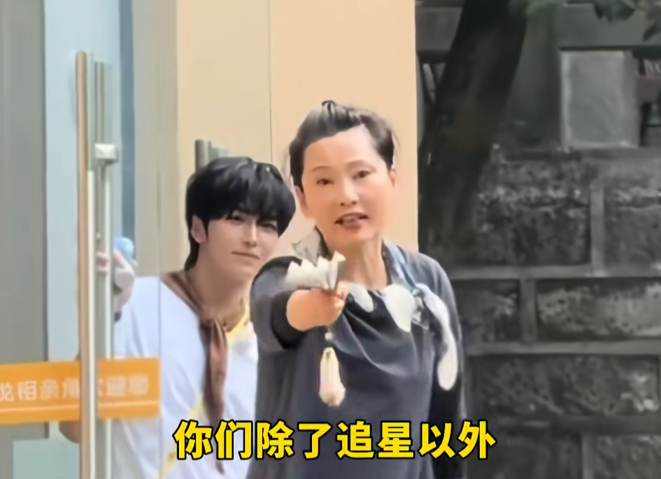 62岁女演员何赛飞公开喊话“结婚生子”，网友吵翻