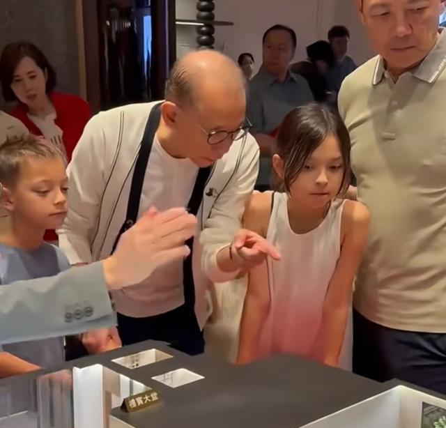 英皇老板杨受成带大儿子一家看房，很疼混血孙子 陆小曼对继子冷淡