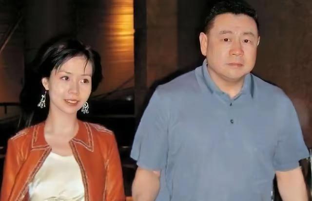有钱能换父慈子孝？吕丽君儿女与刘銮雄罕见同框，一左一右扶父亲