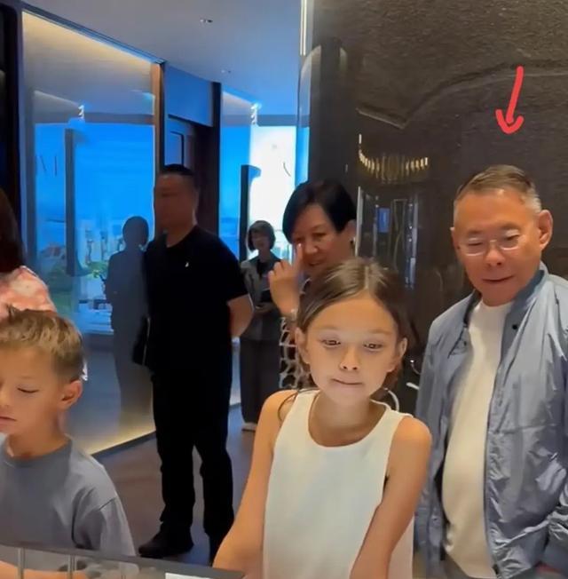 82岁杨受成带孙子买房，杨其龙头发花白比爹老，陆小曼挺大肚臃肿