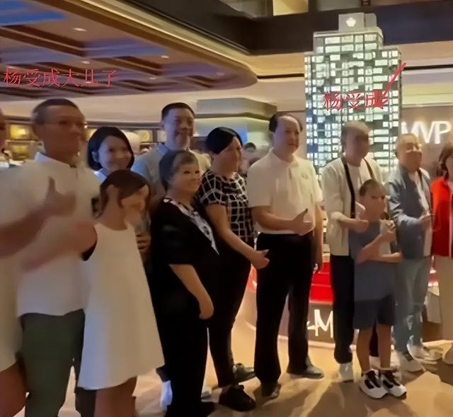82岁杨受成带孙子买房，杨其龙头发花白比爹老，陆小曼挺大肚臃肿