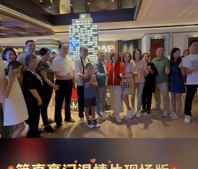 82岁杨受成带孙子买房，杨其龙头发花白比爹老，陆小曼挺大肚臃肿