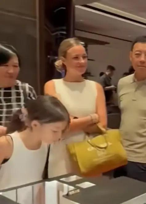 82岁杨受成带孙子买房，杨其龙头发花白比爹老，陆小曼挺大肚臃肿