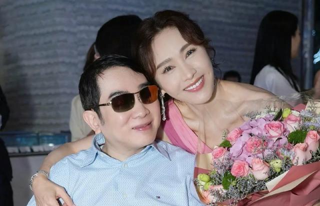 黎姿晒照庆54岁生日，和家人同框幸福满面，马廷强和仨女儿未出镜