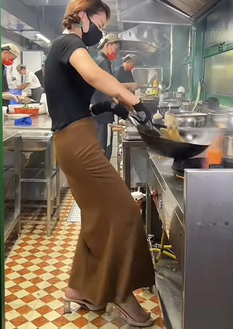 东莞“炒粉姐”开店，28元一碗的炒粉，网友还嫌太低：280都不贵
