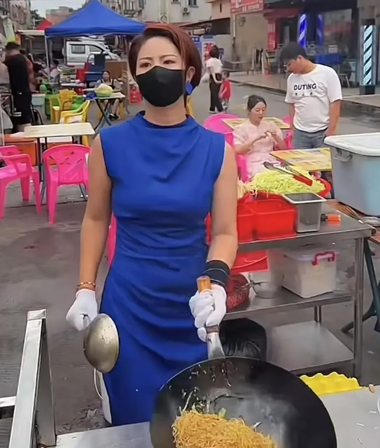 东莞“炒粉姐”开店，28元一碗的炒粉，网友还嫌太低：280都不贵