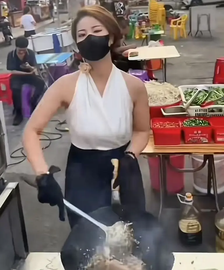 东莞“炒粉姐”开店，28元一碗的炒粉，网友还嫌太低：280都不贵