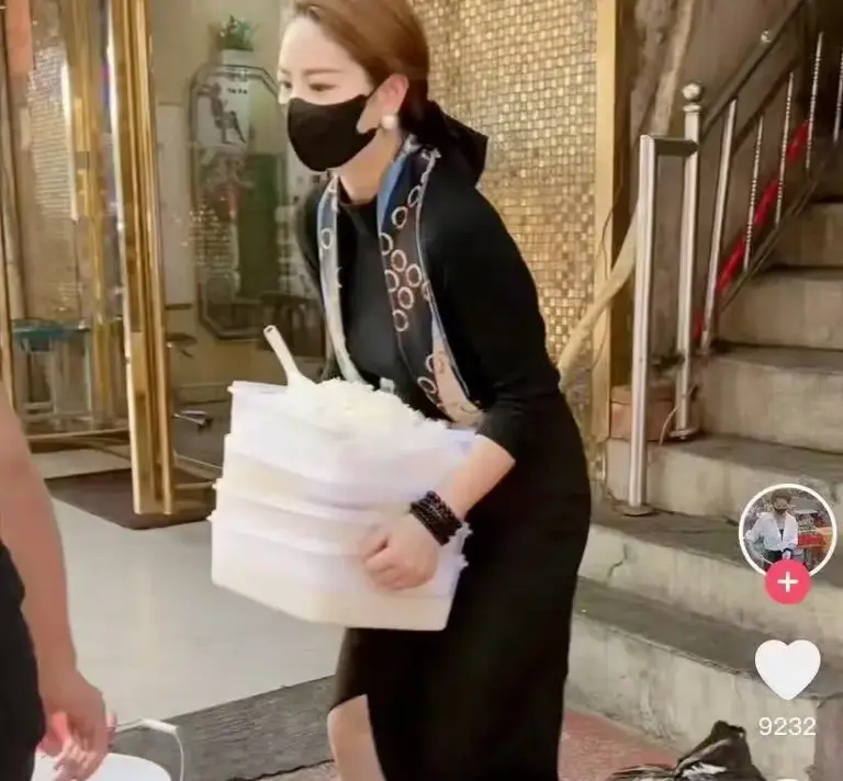 东莞“炒粉姐”开店，28元一碗的炒粉，网友还嫌太低：280都不贵