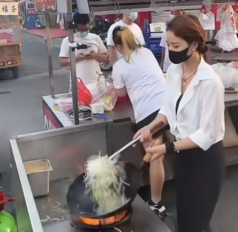 东莞“炒粉姐”开店，28元一碗的炒粉，网友还嫌太低：280都不贵