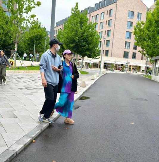 马龙退役后带娃度假，夏露穿搭惊艳全场？