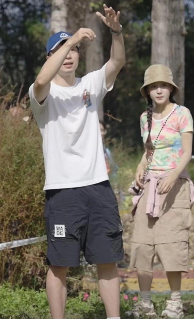 马龙退役后带娃度假，夏露穿搭惊艳全场？