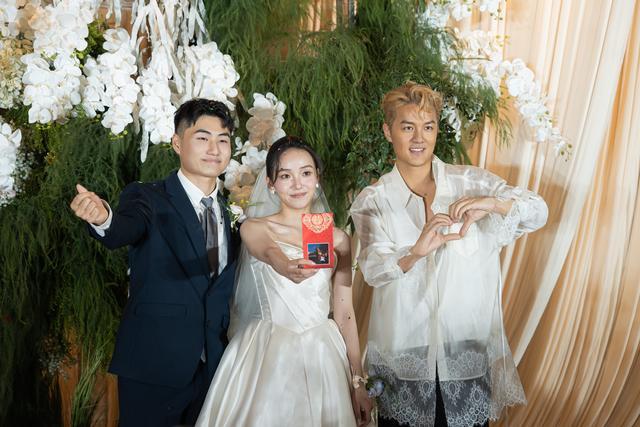 歌手吴克群“空降”新人婚礼现场献唱并随礼999元经纪人回应