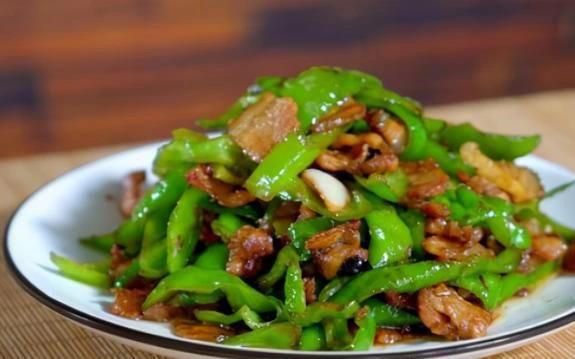 辣椒炒肉先炒啥？3个步骤让你做出饭店味