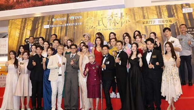 90岁罗兰撑拐杖现身宣传新剧，台上讲错剧名，小腿异样引健康担忧