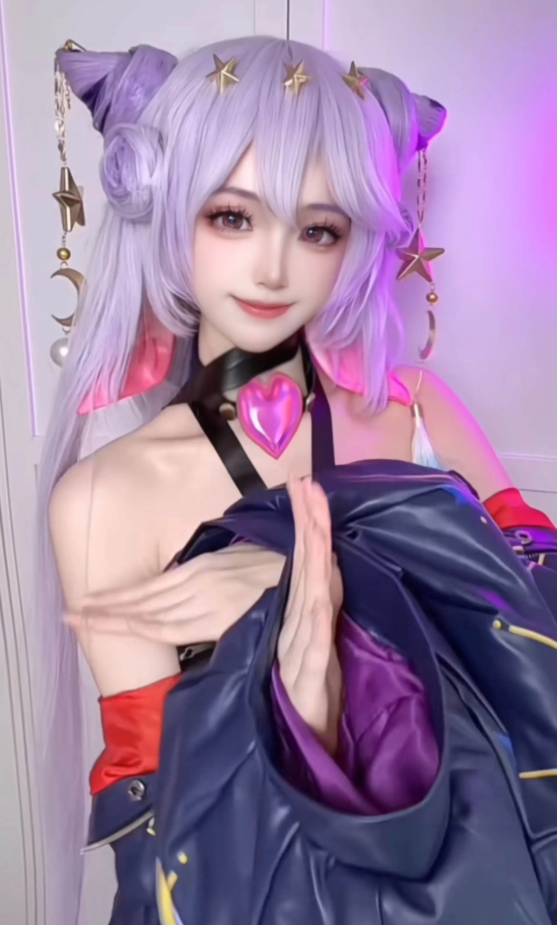 雪梨语cos少司缘，身穿黑色衣裙，头戴假发，有氛围灯加持，超美