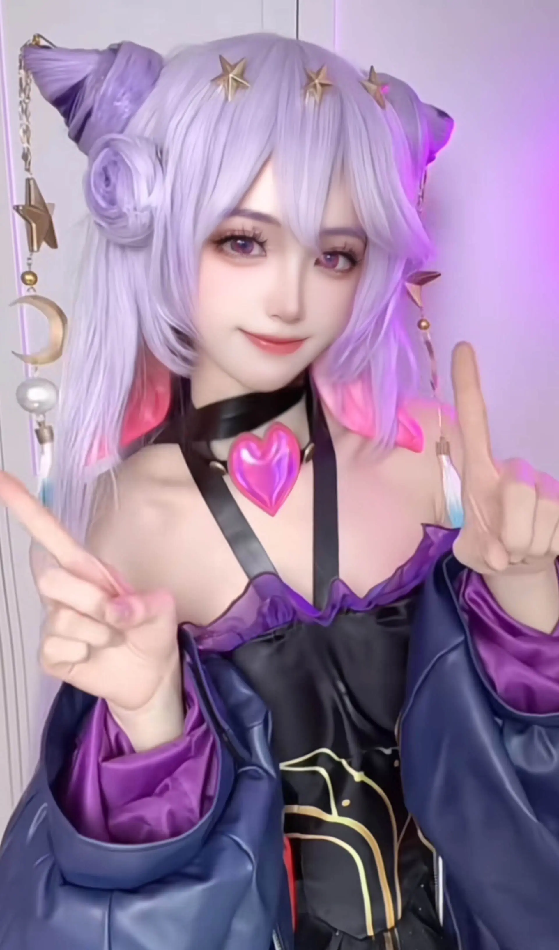 雪梨语cos少司缘，身穿黑色衣裙，头戴假发，有氛围灯加持，超美