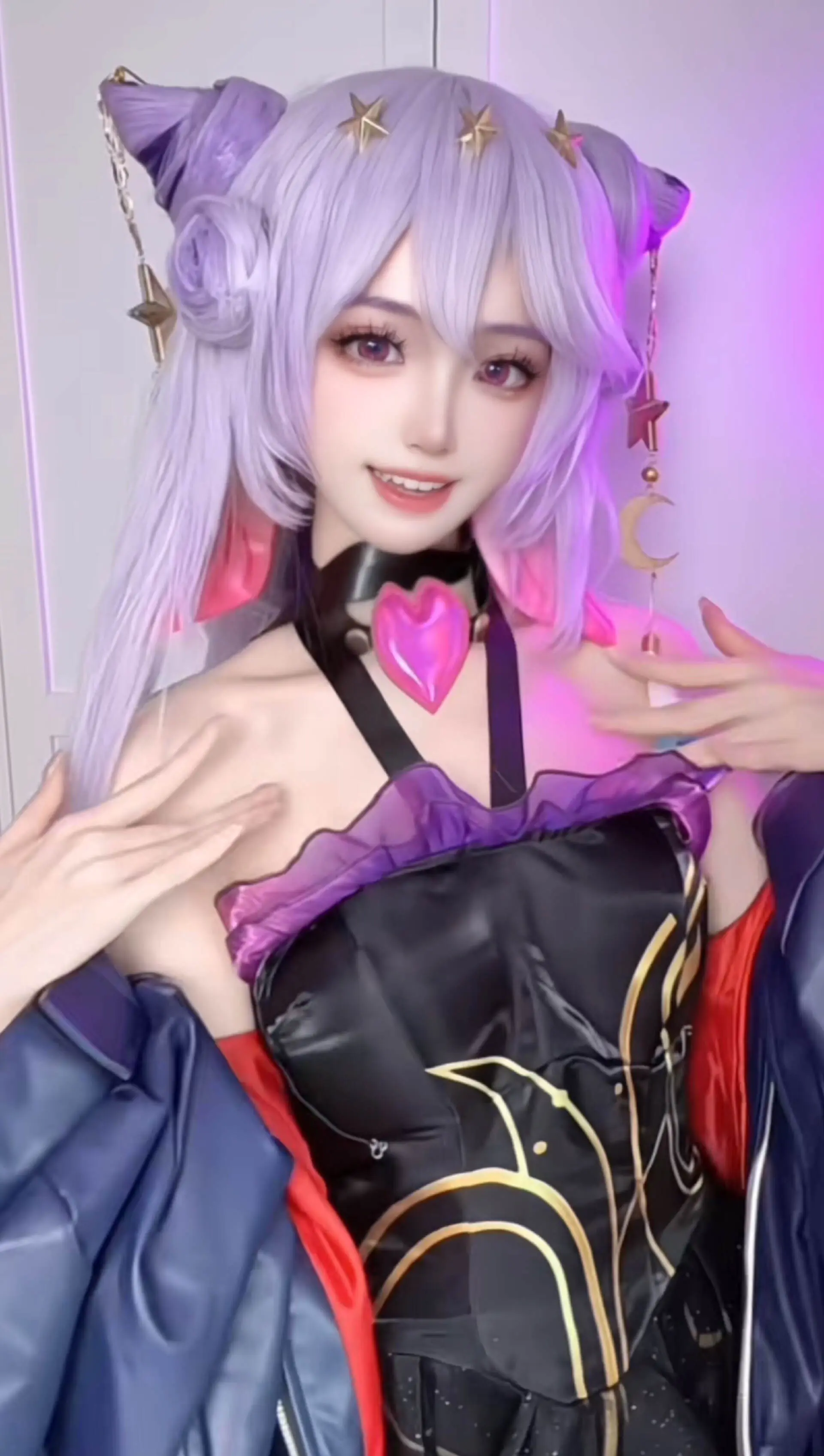 雪梨语cos少司缘，身穿黑色衣裙，头戴假发，有氛围灯加持，超美