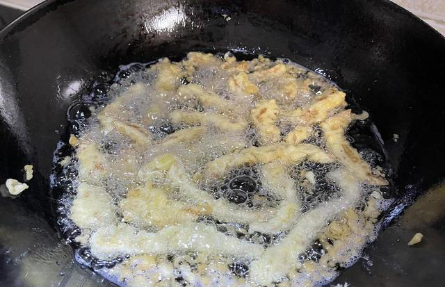 炸酥肉到底用面粉还是淀粉？大厨教正确做法，外酥里嫩，越嚼越香