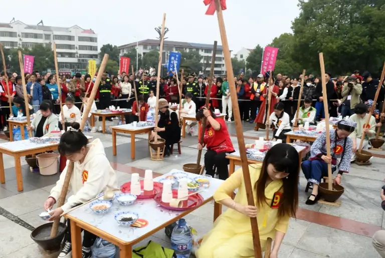 毛姐麻辣烫火了？桃江人爱拼桌，还是“美人窝”小城