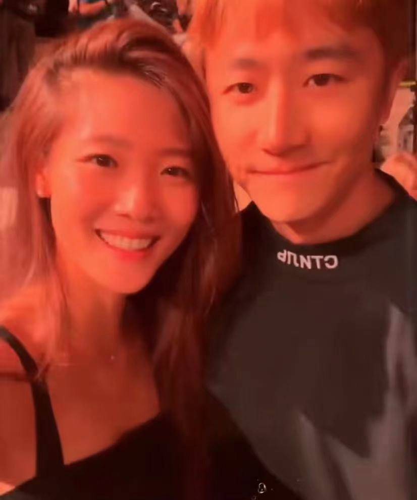 黄轩疑和女友一起过中秋，吃火锅喝红酒，共度二人世界