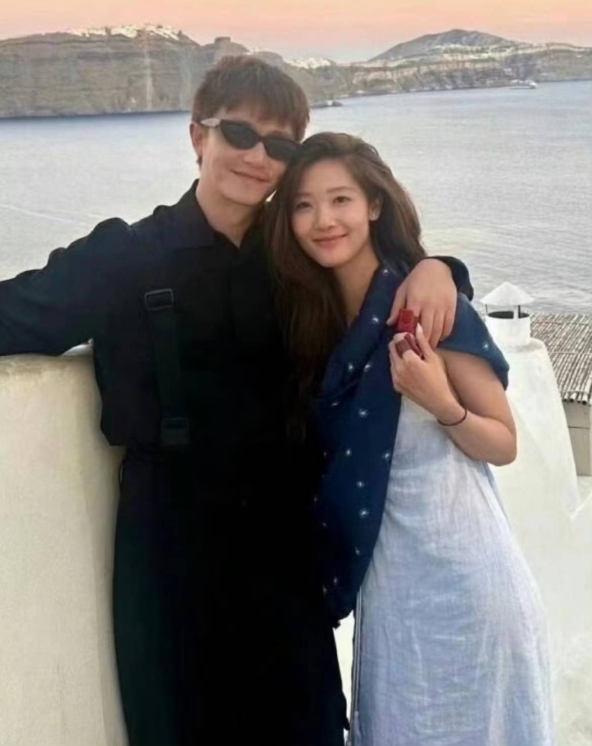 黄轩疑和女友一起过中秋，吃火锅喝红酒，共度二人世界