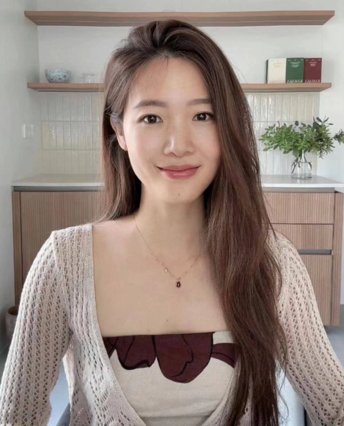黄轩疑和女友一起过中秋，吃火锅喝红酒，共度二人世界