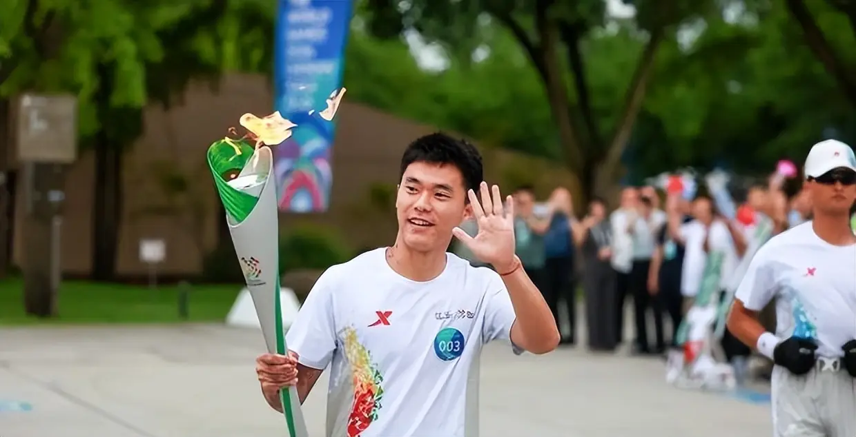 刘诚宇官宣确认王钰栋将离开浙江跟他同队效力！未来直接搭档出战比赛，申花点赞欢迎