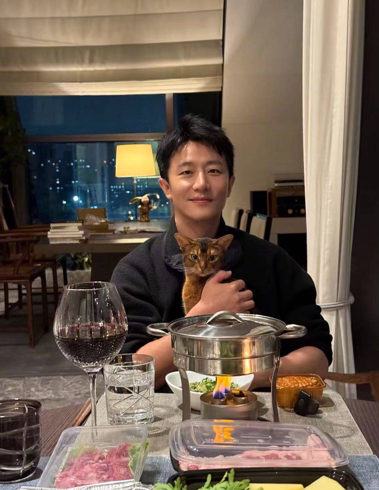 黄轩疑和女友一起过中秋，吃火锅喝红酒，共度二人世界