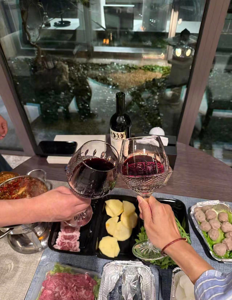黄轩疑和女友一起过中秋，吃火锅喝红酒，共度二人世界