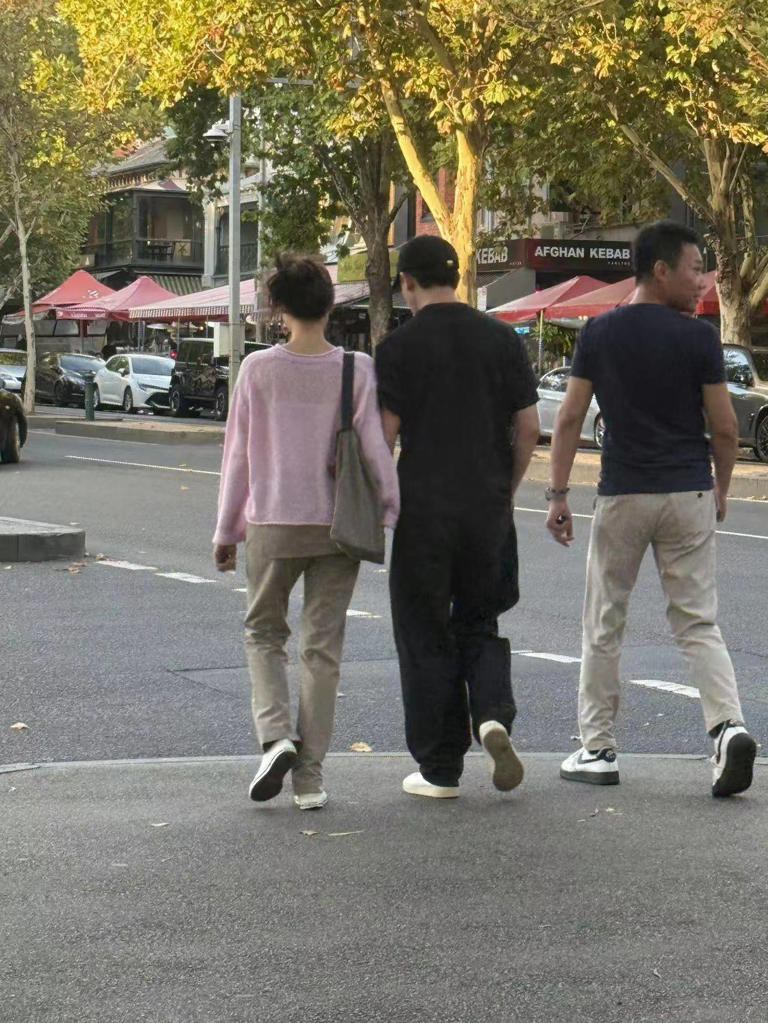 黄轩疑和女友一起过中秋，吃火锅喝红酒，共度二人世界