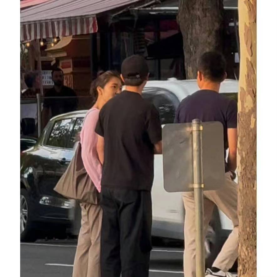黄轩疑和女友一起过中秋，吃火锅喝红酒，共度二人世界