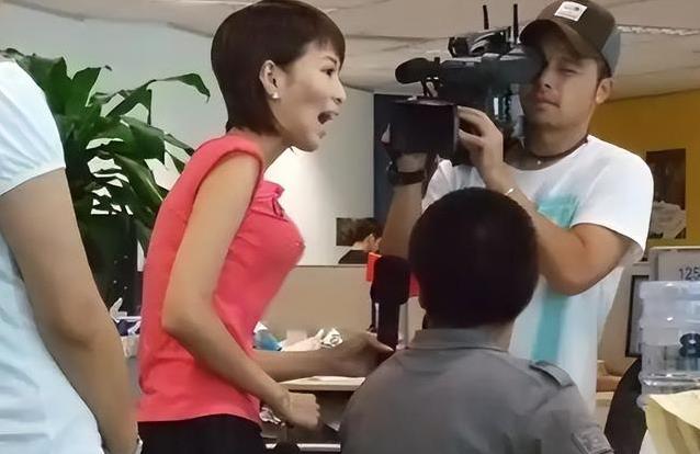 从电视台光鲜主持到深夜仓库卖水果，她靠什么养儿子？