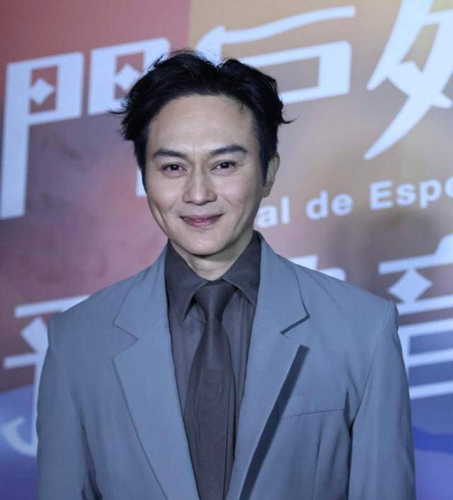 张智霖精力不够想退休，袁咏仪逛街罕见未买包，家中包价值两千万
