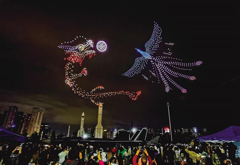 2000架无人机光影秀点亮金城夜空