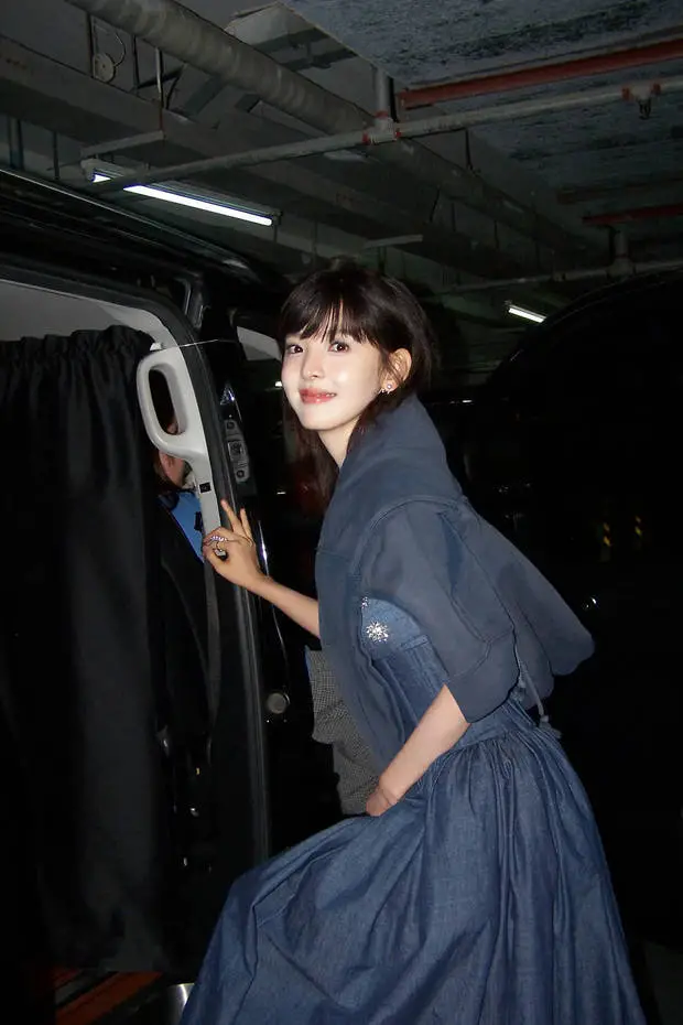 章若楠回眸微笑。