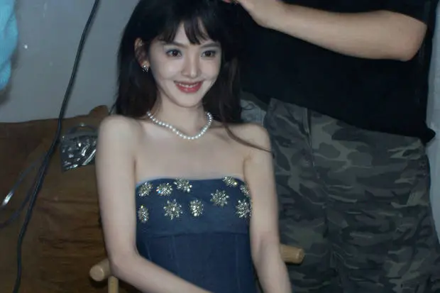 章若楠齐刘海甜笑。