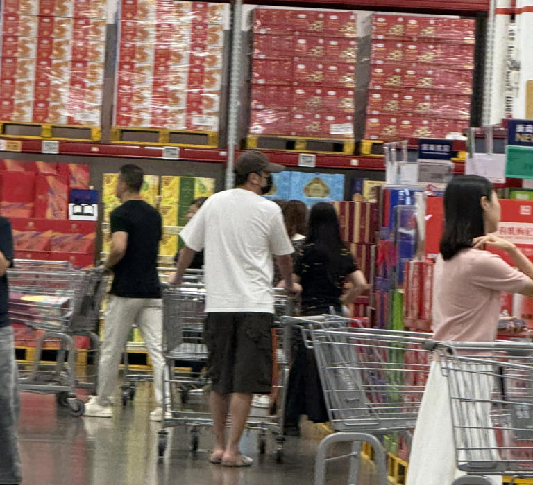 雷佳音夫妇上海山姆购物，40岁翟煦飞身材苗条，二人有意避嫌