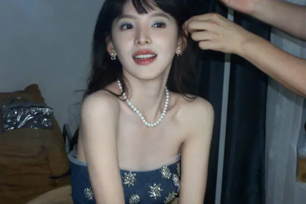 章若楠肩颈线条优美流畅。