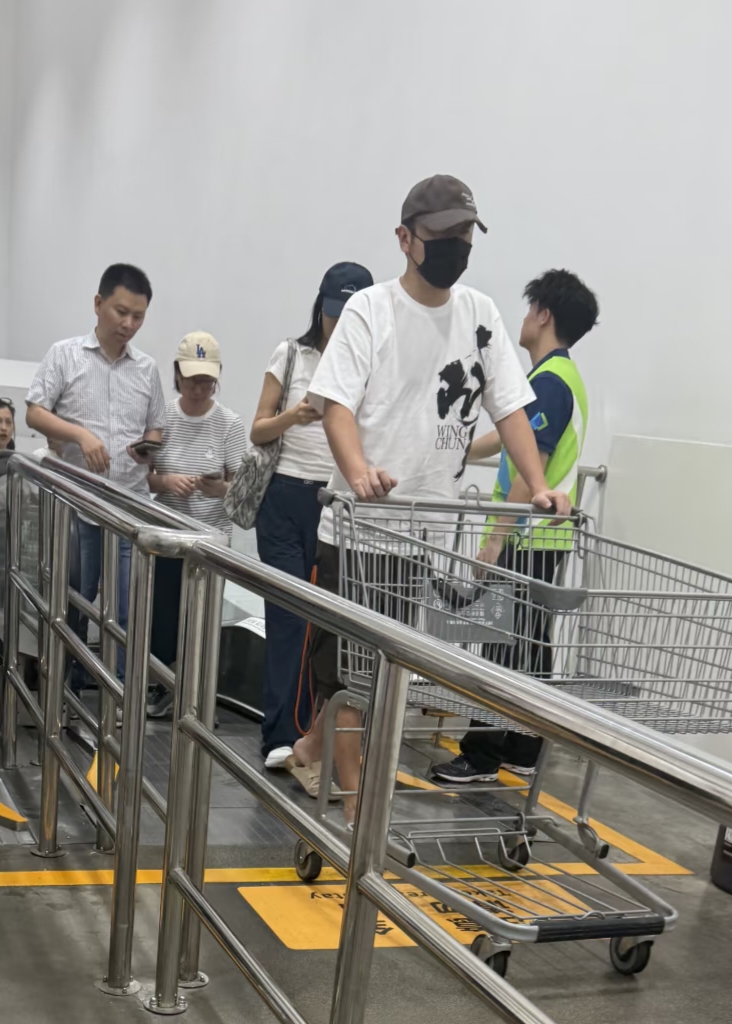 雷佳音夫妇上海山姆购物，40岁翟煦飞身材苗条，二人有意避嫌