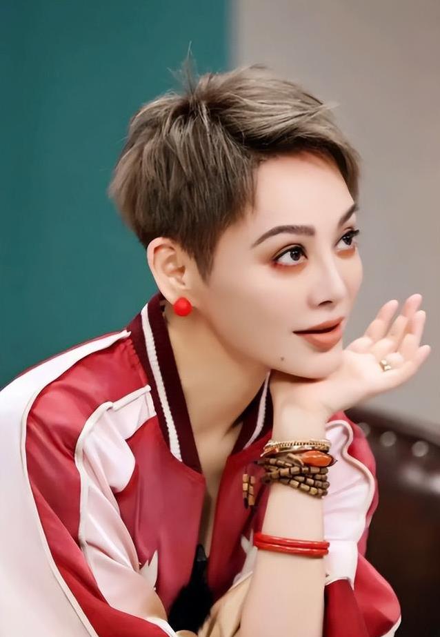 杨乐乐探店重庆火锅，偶遇明星团，仅宁静热情挥手！