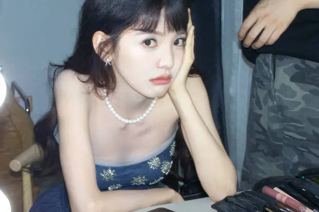 章若楠单手托脸，俏皮可爱。