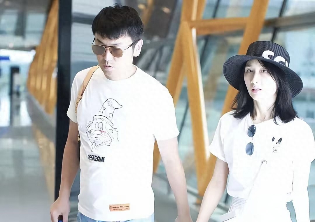 雷佳音夫妇上海山姆购物，40岁翟煦飞身材苗条，二人有意避嫌