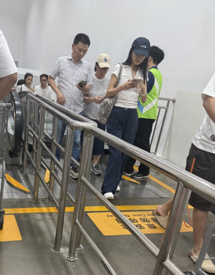 雷佳音夫妇上海山姆购物，40岁翟煦飞身材苗条，二人有意避嫌