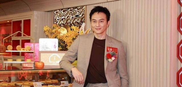张智霖精力不够想退休，袁咏仪逛街罕见未买包，家中包价值两千万